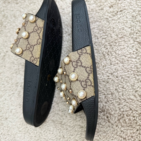 Women's Black and Tan Pearl Slide Sandals - Picture 3 of 6